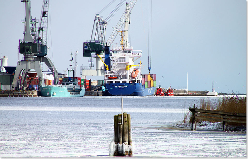 Blick von Ahus auf Hafen und Schiffe.