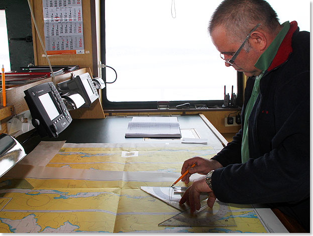 Zweiter Offizier Marek arbeitet an der Seekarte.