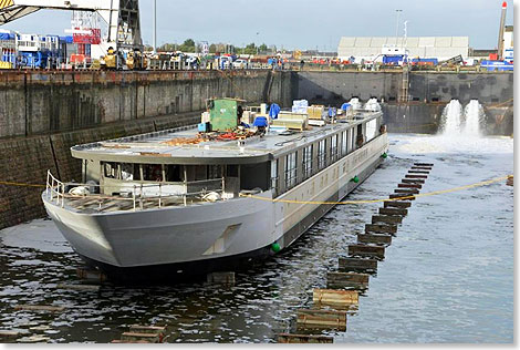 Das neue Schaufelradschiff ELBE PRINCESSE ist im Dock aufgeschwommen.