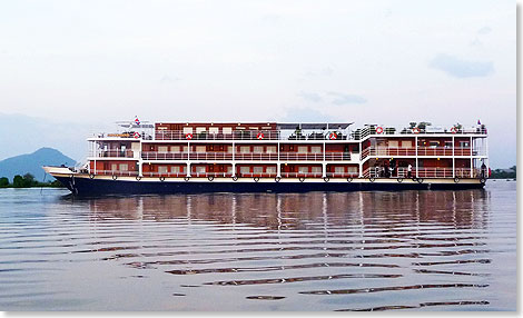 Auf ihrem Weg den Mekong stromaufwrts kreuzt die INDOCHINE ber die kambodschanische Grenze.