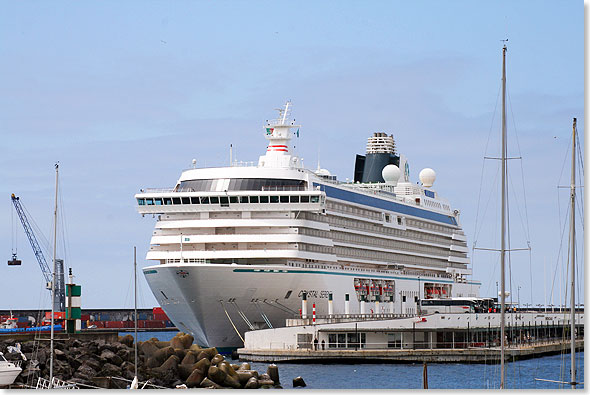 Foto: Philipp Rademann, Karlsruhe Stationen einer Transatlantiküberquerung: Die CRYSTAL SERENITY im Hafen von Ponta Delgada auf den Azoren.