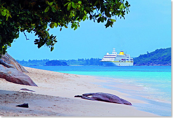 Rund 1.300 Kilometer trennen die Seychellen vom afrikanischen Festland. Nach drei sonnigen Tagen auf See Läuft die HAMBURG im Hafen von Dar-es-Salaam ein. Das geheimnisvolle Tor zur exotischen Welt Tansanias lässt Gäste gerne ein.