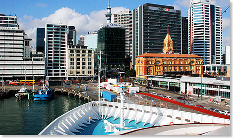 Der Steven der ARTANIA zeigt auf die City von Auckland, Neuseeland.