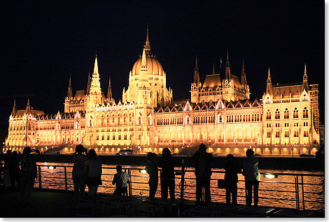 Das Ungarische Parlamentsgebude in Budapest wird angestrahlt.