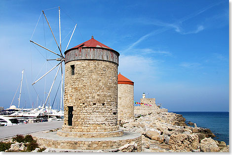 Beliebtes Fotomotiv: Die Windmhlen im Hafen von Rhodos Stadt. 