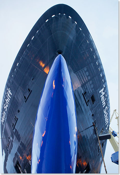 Die Bugpartie der MEIN SCHIFF 5 im Baudock der Werft.