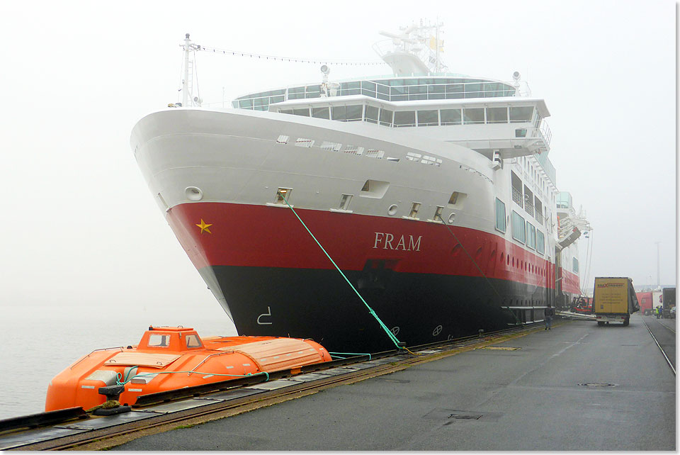  Das Hurtigruten-Expeditonsschiff FRAM ist in Bremerhaven zu einem kurzfristigen Werftstopp eingetroffen. 