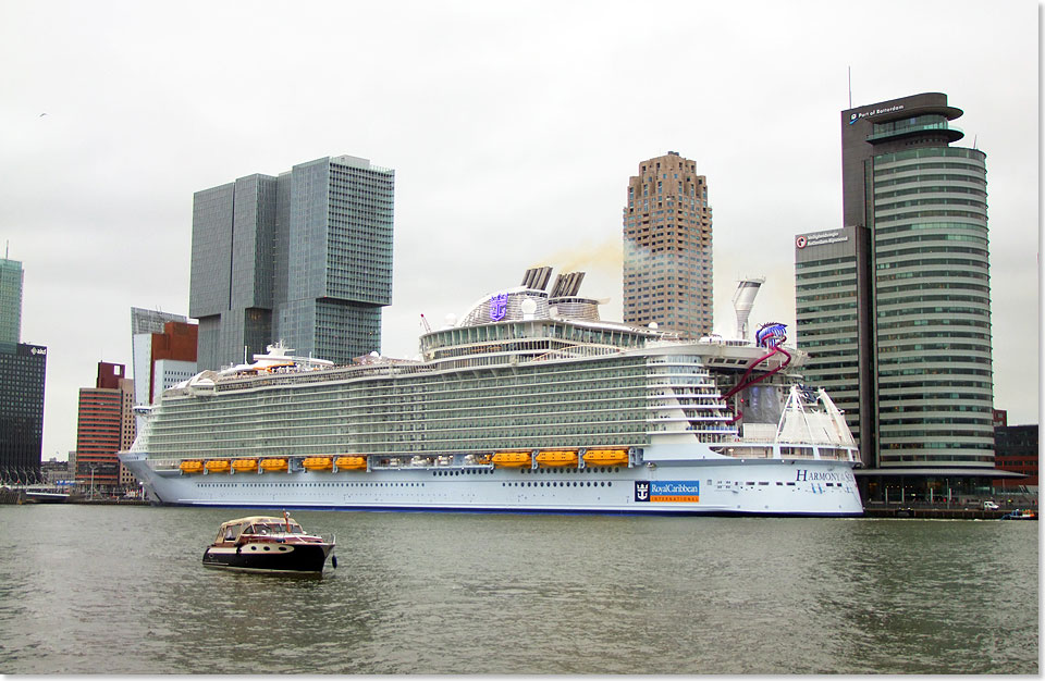 Das grte Kreuzfahrtschiff der Welt prsentiert sich in Rotterdam  Am 24. Mai 2016 kam das grte Kreuzfahrtschiff der Welt, die HARMONY OF THE SEAS am Kreuzfahrtterminal in Rotterdam an.