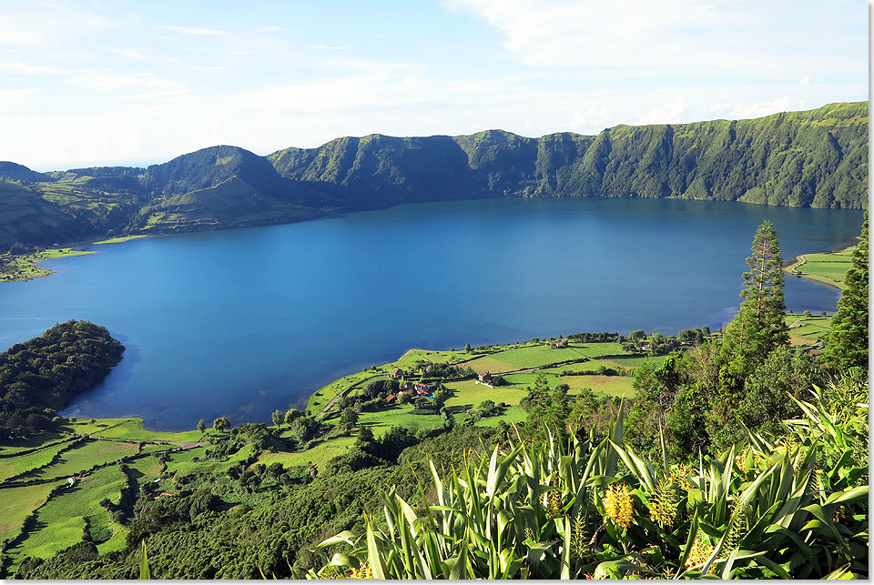 Der Sete Cidades ist ein Kratersee mit 4,35 Quadratkilometer Gre im Westen der Azoreninsel So Miguel.