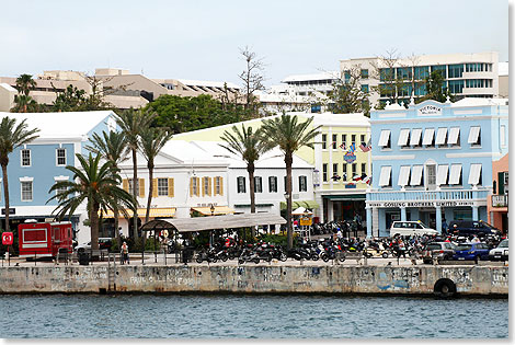 Die Front Street in Bermudas Hauptstadt Hamilton wartet mit ihren bunten Husern auf shoppingbegeisterte US-Passagiere.