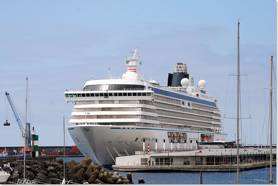 Zwischenstopp auf den Azoren: Die CRYSTAL SERENITY hat in Ponta Delgada festgemacht.