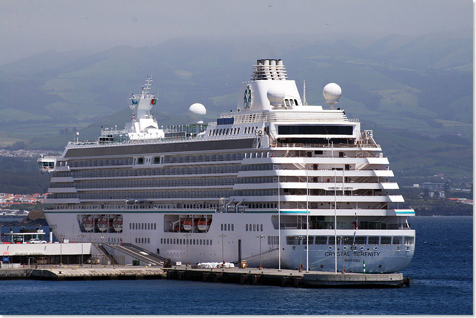 Mit ihren 250 Meter Lnge bietet die CRYSTAL SERENITY nicht nur eine elegante Silhouette, sondern auch gut 1.000 Passagieren Platz.