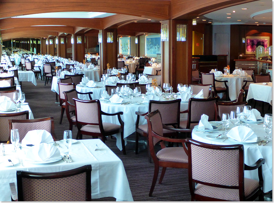 Im Crystal Dining Room wird das Dinner in klassischer Kreuzfahrttradition zelebriert.  