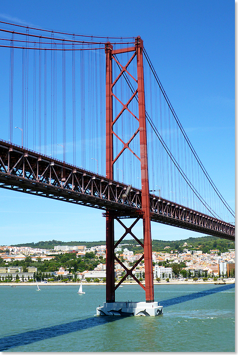 Die 2.278 Meter lange Hngebrcke ber den Tejo Ponte 25 de Abril wurde 1966 eingeweiht und Ende der 1990iger Jahre mit einem Eisenbahndeck nachgerstet.