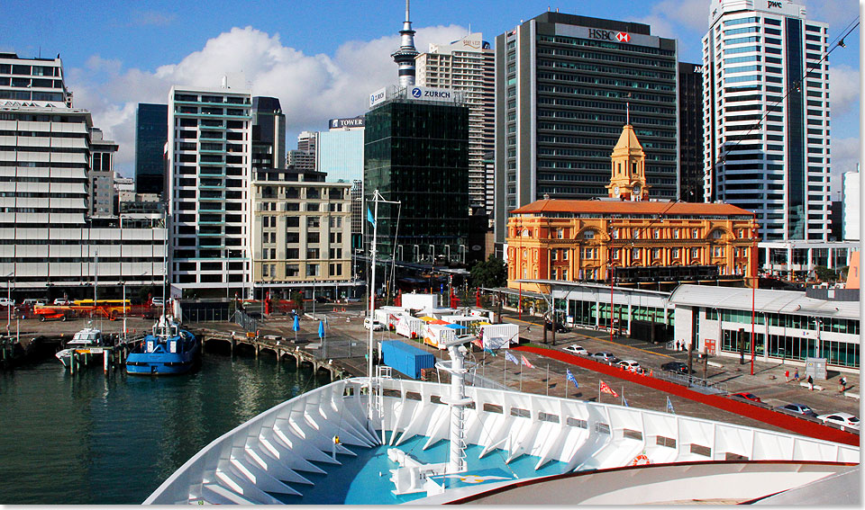 Der Steven der ARTANIA zeigt auf die City von Auckland, Neuseeland.