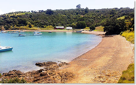 Einsamer Strand bei Omiha auf Waiheke Island.