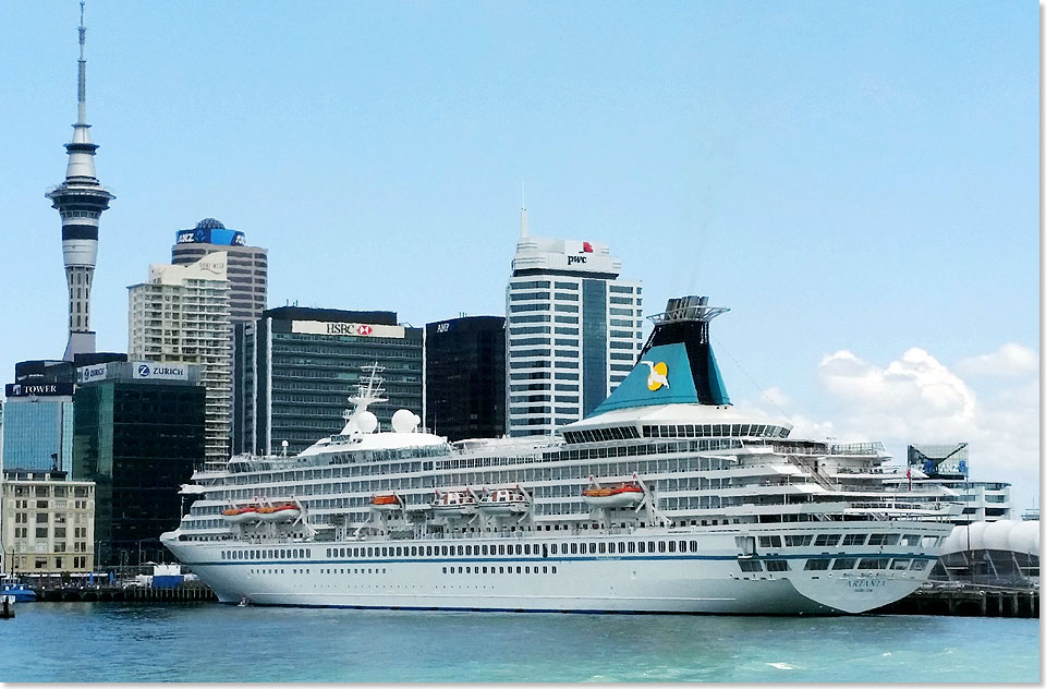 Die City von Auckland und unser Schiff, die MS ARTANIA, von der Fhre aus gesehen. 