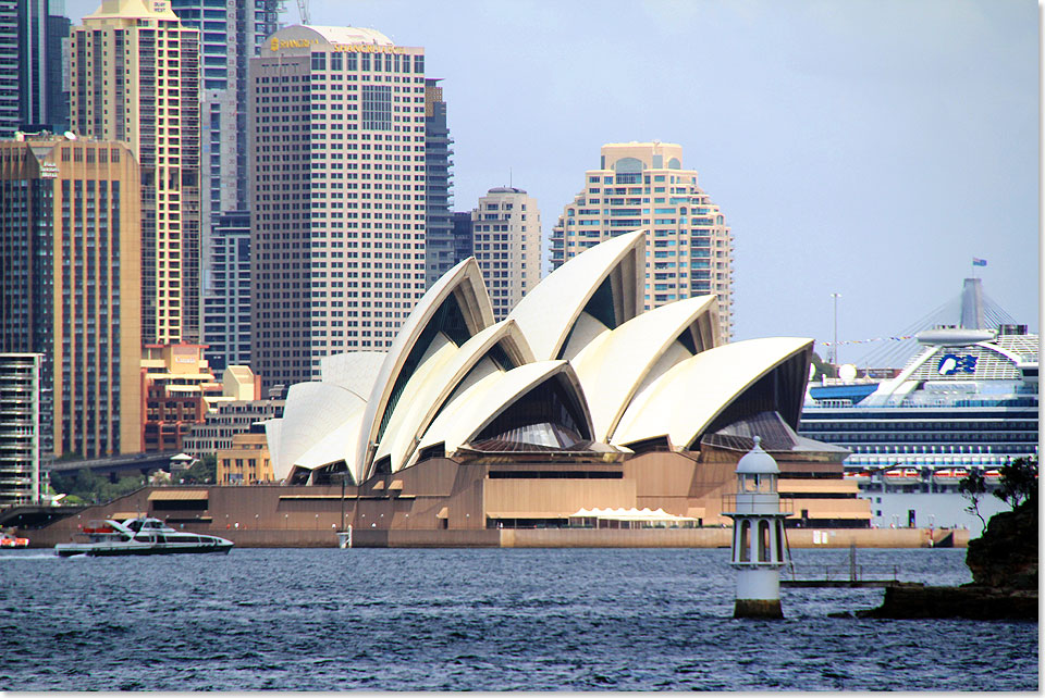 Das Opera House in Sydney von der Zoo Fhre aus gesehen.