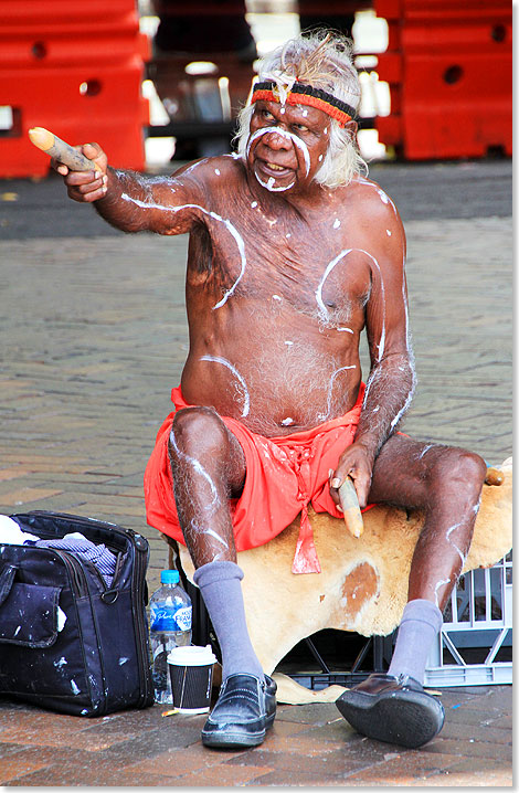 Alter Aboriginee verkauft Klangkrper auf der Hafenmeile am Circular Quay.