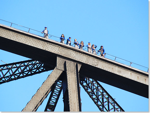 Mutige Bezwinger der Habour Bridge winken beim Auslaufen der ARTANIA von oben herab.