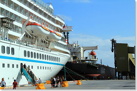 Liegeplatz an der Kohlepier mit jaspanischem Bulkcarrier.