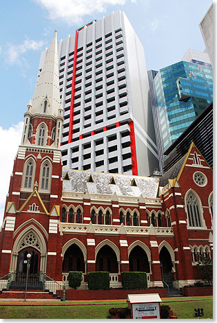 Die St. Johns Cathedral duckt sich vor Wolkenkratzern.