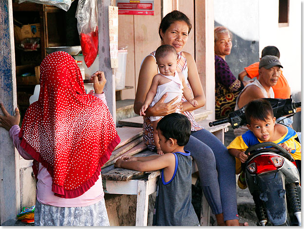 Banda Neira, Indonesien Familienleben am Rand der Insel Hauptstraasse.