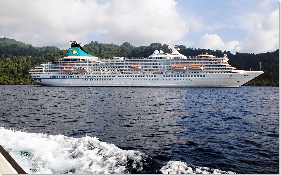 Das letzte Tenderboot steuert die ARTANIA an. Abschied von Banda Neira, Indonesien  Kurs Ambon. 