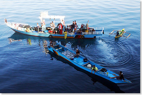 Ambon / Molukken, Indonesien  Fischerboote im Hafen lngsseits.