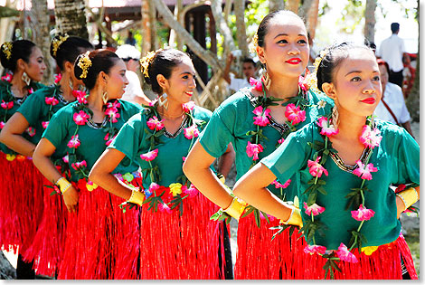 Ambon / Molukken, Indonesien  Junge Frauen prsentieren lokale-Tnze.