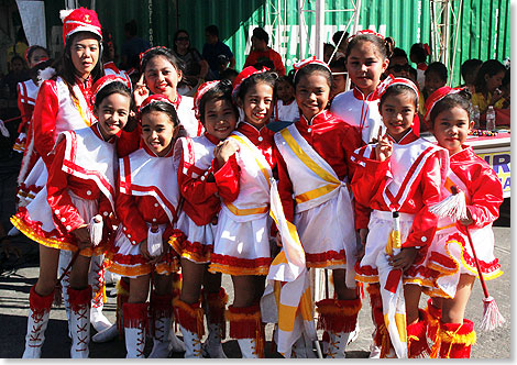 Puerto Princesa, Philippinen  Eine Kindertanzgruppe posiert zum Gruppenbild.