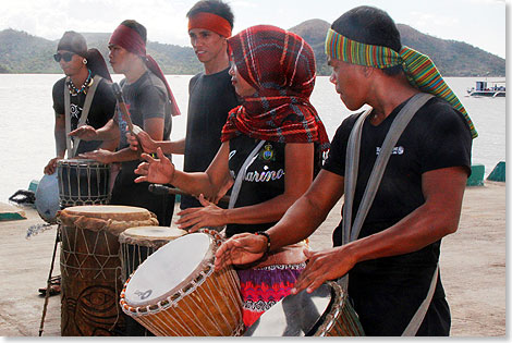 Couron auf Luzon, Philippinen  Eine Trommlergruppe begrt die Gste.