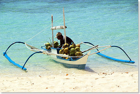 Couron auf Luzon, Philippinen  Ein Fischer bietet frische Kokosnsse an.