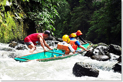 Pagsanjan auf Luzon, Philippinen  Bootsfhrer-Akrobatik an schwierigen Fluss-Passagen.