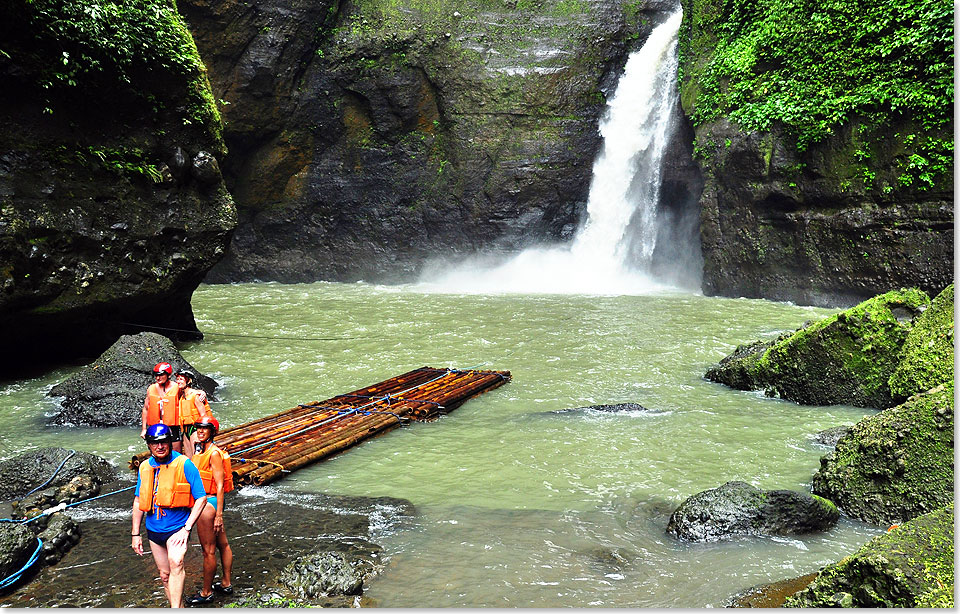 Pagsanjan auf Luzon, Philippinen  Kanu-Abenteurer glcklich berstanden, angekommen am Wasserfall.