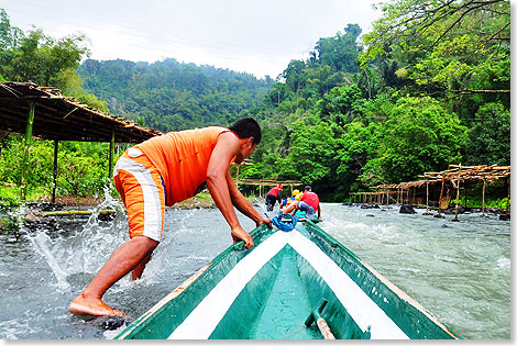 Pagsanjan auf Luzon, Philippinen  Die Bootsfhrer springen in den Fluss, um das Boot zu fhren.