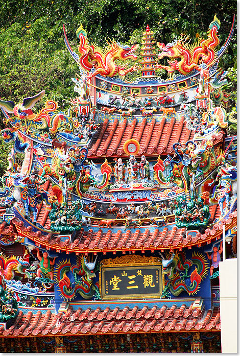 Kaohsiung, Taiwan  Reich verziertes Dach eines chinesischen Tempels.