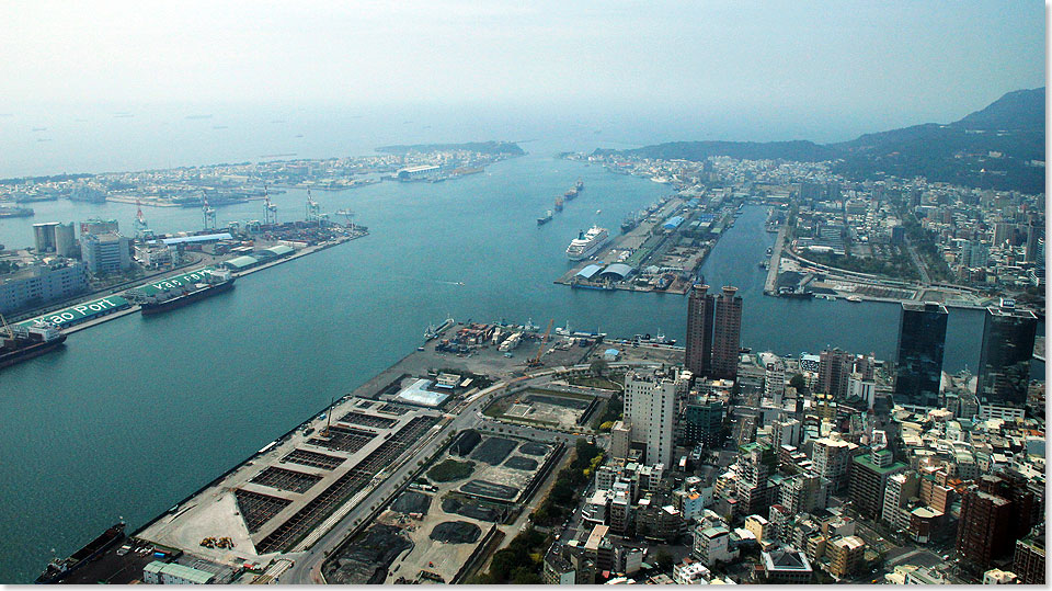 Kaohsiung, Taiwan  Blick vom Sky-Tower auf den Hafen.