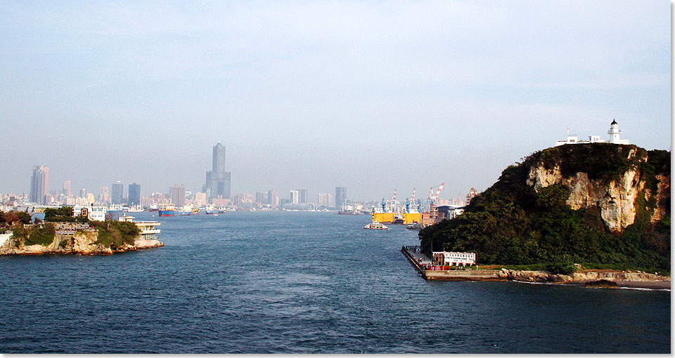Kaohsiung, Taiwan  Die schmale Hafenausfahrt.