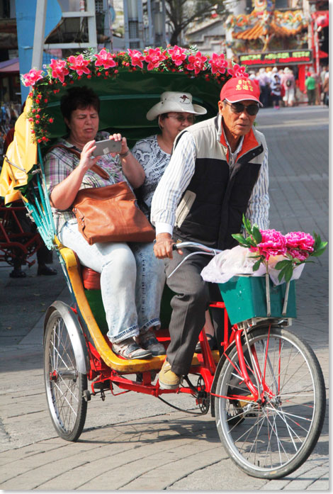 Kaohsiung, Taiwan  Die alternative Stadtrundfahrt per Rikscha.