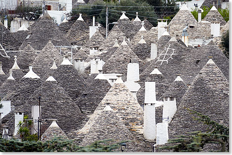 Seit 1996 als Weltkulturerbe geschtzt sind in Alberobello bei Bari die Stadtteile mit alten und neuen Trulli. Enge Straen verbieten Autoverkehr. Viele Trulli werden in der Saison vermietet oder dienen das ganze Jahr ber als Hotel. 