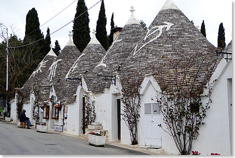 Die Dcher der Trulli zeigen es: In Apulien leben viele Religionsgemeinschaften friedlich zusammen. Wer welcher angehrte, wurde hufig auf Dchern und durch Dachzeichen sichtbar.