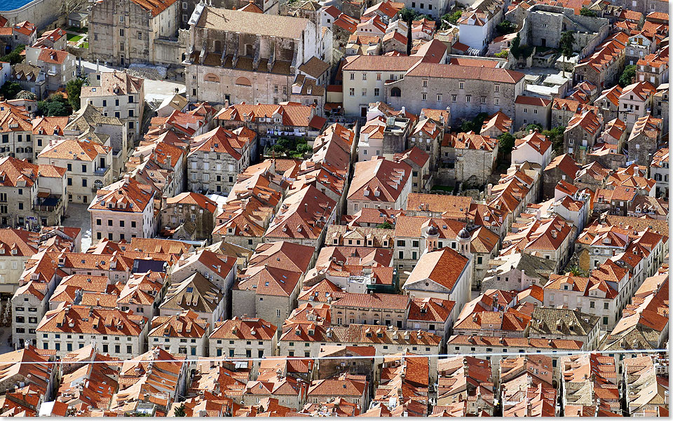 Aus einem Gewimmel von Husern besteht die Altstadt von Dubrovnik. Zahllose Dcher wurden im Brgerkrieg zerstrt und spter mit Hilfe der Unesco neu gedeckt. Die Innenstadt ist autofrei und im Frhjahr noch recht leer.
