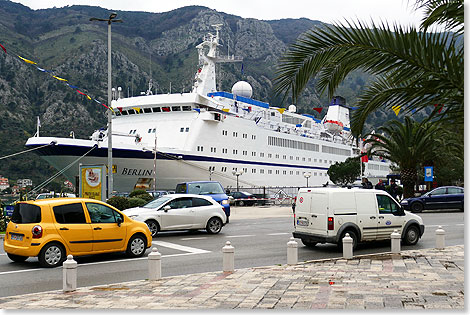 Die alte Stadt Kotor liegt im innersten Winkel eines verzweigten Fjords in Montenegro, dem sdlichsten Nachfolgestaat Jugoslawiens. Von Lotsen gefhrt kann die  MS BERLIN im alten Hafen dicht am Stadttor festmachen.