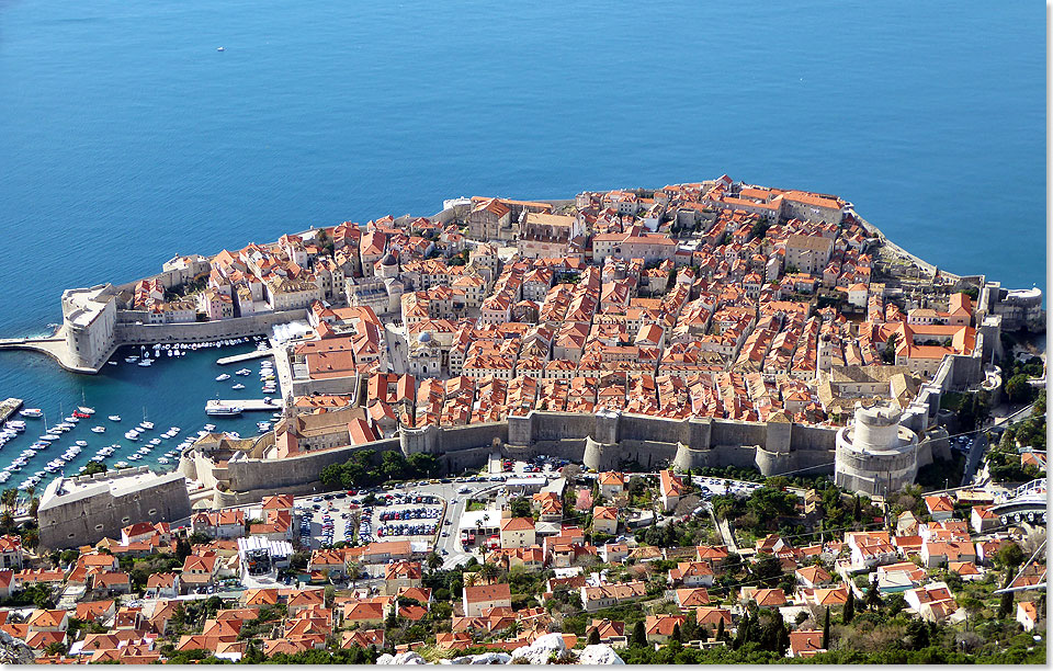 Der Altstadt von Dubrovnik sieht man nicht mehr an, wie zerstrt sie nach dem Brgerkrieg im ehemaligen Jugoslawien war. Auch die Seilbahn zum Hausberg wurde wieder errichtet und erlaubt heute einen atemberaubenden Blick ber die Stadt, die in frheren Jahrhunderten als Ragusa berhmt war. 