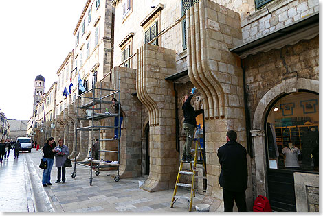 Die berhmte Prachtstrae Stradun in der Altstadt von Dubrovnik wurde durch Pappmach Vorbauten verfremdet. Hier wird die achte Staffel von Star Wars verfilmt. Wenn gedreht wird, sichern Security Leute alle Zugnge ab. Geheimhaltung ist angesagt. Die Staffel erscheint erst 2017.
