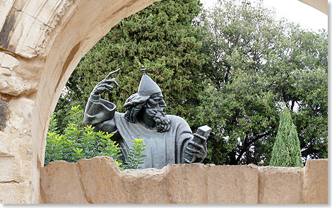 Eifernd weist in einem berlebensgroen Denkmal der Bischof von Nin, Grgur Ninski, nach Osten. Wer dem Bischof die groe Zehe streichelt, darf sich etwas wnschen. Der Bischof spielte bei den Synoden in Split 925 und 928 eine bedeutende Rolle. Er soll sich schon damals fr Gottesdienste in slawischer Sprache eingesetzt haben.