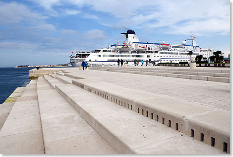 Die 70 Meter lange Treppe am Hafen von Zadar verbirgt ein Geheimnis, das nur die Wellen enthllen. Ihre Bewegung drckt Luft in 35 unterschiedliche breite Plastikrohre. An deren Enden befinden sich Pfeifen, die harmonisch aufeinander abgestimmte Tne erzeugen.