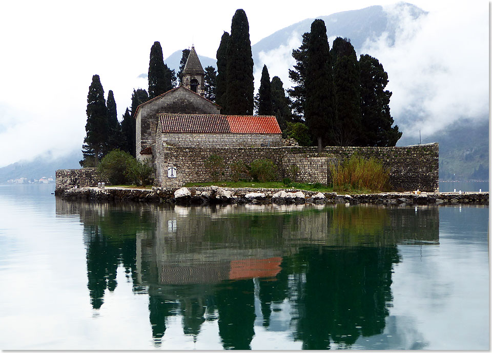 Im Morgendunst wie gemalt erscheint in der Bucht von Kotor vor Perast die Insel des Heiligen Georg. Sie ist eine von zweien in der Bucht, die gern mit Booten umrundet werden. Auf ihr liegen ein Benediktinerkloster und ein Friedhof. 