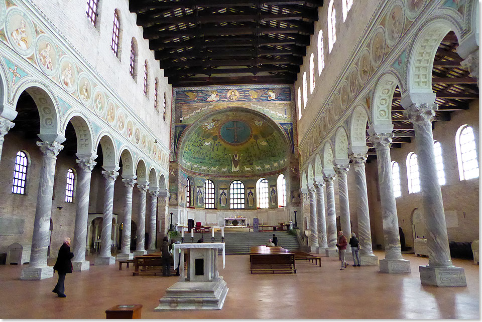 Die bekannteste Kirche in Classe bei Ravenna wurde 549 dem Heiligen Apollinaris von Ravenna geweiht. Sie ist fr ihre Mosaiken berhmt. Ein Mosaikbild des Heiligen schmckt die Apsis. Lichtdurchflutet lockt die Kirche Kunstgesinnte und Betende an. Classe wurde als Hafen von Kaiser Augustus gebaut und zum wichtigsten Kriegshafen im antiken Italien.